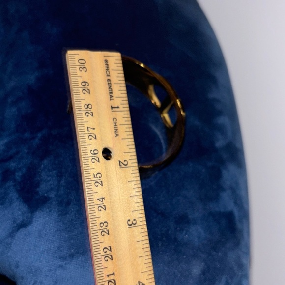 Vintage fashion gold statement Bangle bracelet - Picture 7 of 9